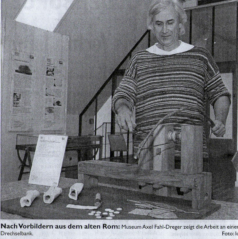 Nach Vorbildern aus dem alten Rom: Museum Axel Fahl-Dreger zeigt die Arbeit an einer Drechselbank. (Foto: Ic)