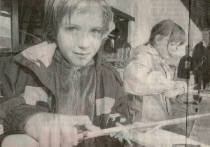 Auch Svenja (9 Jahre, links) und Lisa (7) interessierten sich dafür, wie bei den Römern geabeitet wurde. Aus Knochen fertigten die Kinder Haarnadeln.