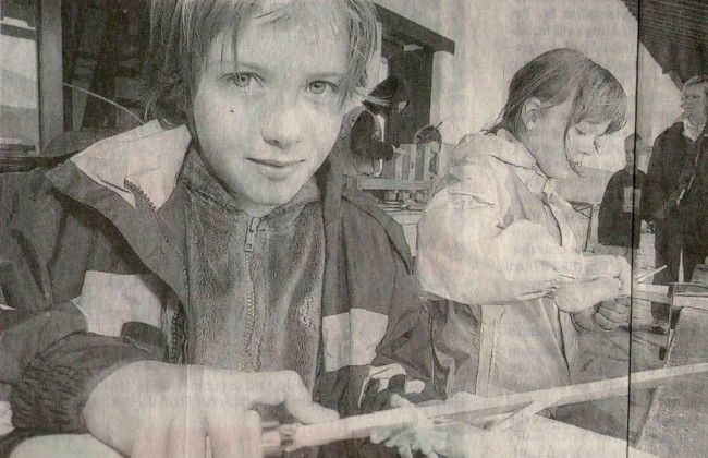 Auch Svenja (9 Jahre, links) und Lisa (7) interessierten sich dafür, wie bei den Römern geabeitet wurde. Aus Knochen fertigten die Kinder Haarnadeln.